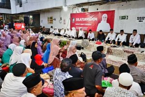 Berkah Safari Ramadan di Pasar Genteng, Bupati Ipuk Buka Bareng Pedagang