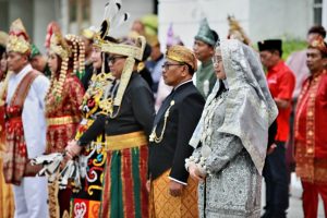 Lestarikan Adat dan Budaya, Bupati dan Pejabat Kenakan Pakaian Adat pada HUT RI di Banyuwangi