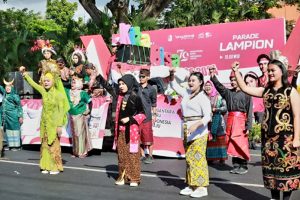 Pernak-Pernik Karnaval Kemerdekaan, Ribuan Anak Muda Banyuwangi Berbusana Etnik Nusantara