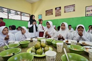 Ngantor di Desa, Bupati Ipuk Simulasi Program Makan Siang Bergizi