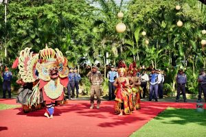 Disambut Meriah, Kirab Pataka Jer Basuki Mawa Beya Tiba di Banyuwangi