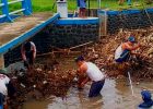 Memasuki Musim Hujan, Petugas Korsda dan Masyarakat Bersihkan Sampah di Saluran Air Dam BD 8