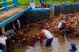 Memasuki Musim Hujan, Petugas Korsda dan Masyarakat Bersihkan Sampah di Saluran Air Dam BD 8