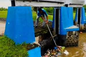 Petugas Pintu Air, Pekarya, dan Korsda Cluring Laksanakan Penanganan Sampah dan Pembersihan Sedimen