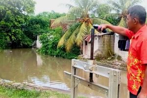 Petugas Korsda Cluring Lakukan Pemeliharaan Rutin Pintu Air BBC 1 di Wilayah Juru Benculuk